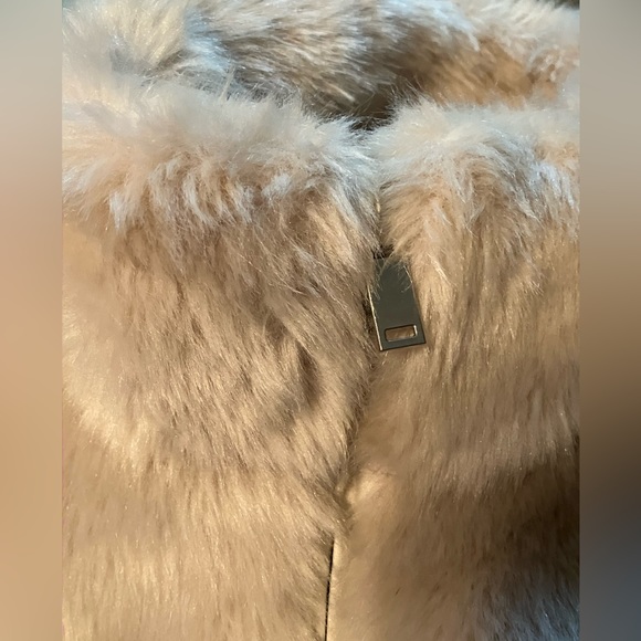 Size Small Coffee Shop New York Faux Fur Coat Lined inside Color Beige - Picture 4 of 14